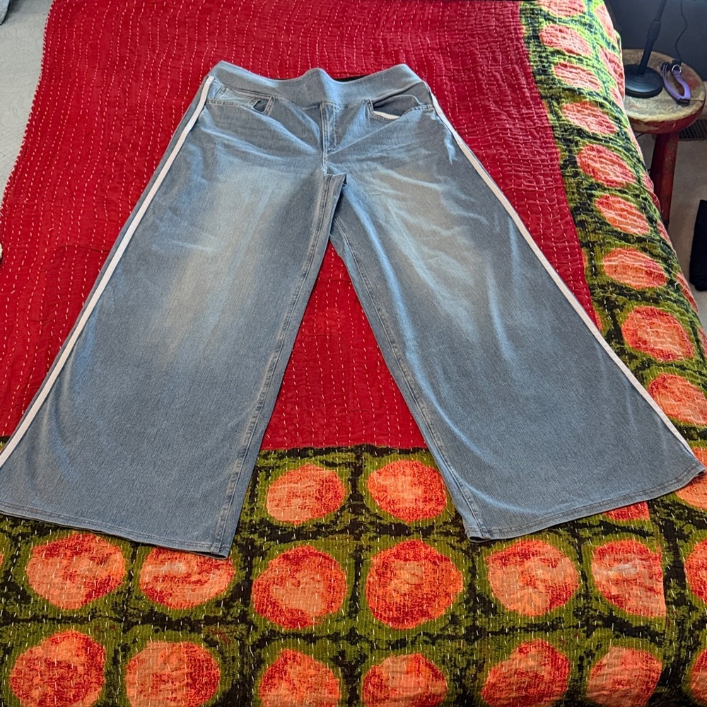 HALARA Light Denim Wide-Leg Jeans with White Side Stripe